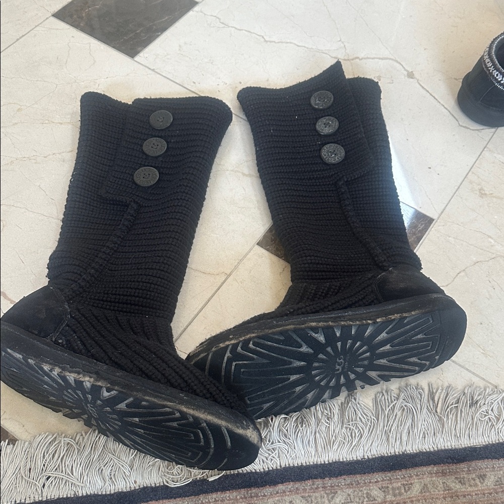 UGGS size 9 - Picture 5 of 6